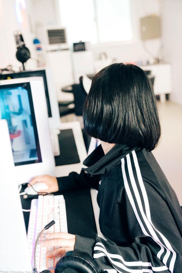    韩国美女Zia电玩少女主题写真：黑白运动外套内搭性感内衣，电玩房诱惑私房掠影第50张图片