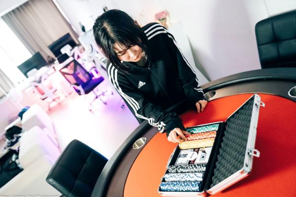    韩国美女Zia电玩少女主题写真：黑白运动外套内搭性感内衣，电玩房诱惑私房掠影第51张图片