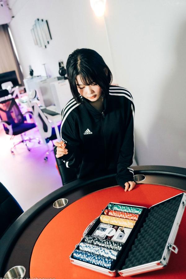    韩国美女Zia电玩少女主题写真：黑白运动外套内搭性感内衣，电玩房诱惑私房掠影第54张图片