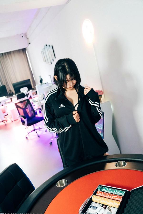    韩国美女Zia电玩少女主题写真：黑白运动外套内搭性感内衣，电玩房诱惑私房掠影第55张图片