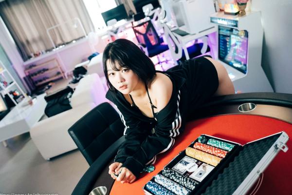    韩国美女Zia电玩少女主题写真：黑白运动外套内搭性感内衣，电玩房诱惑私房掠影第56张图片