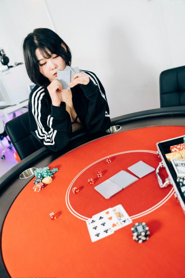    韩国美女Zia电玩少女主题写真：黑白运动外套内搭性感内衣，电玩房诱惑私房掠影第62张图片