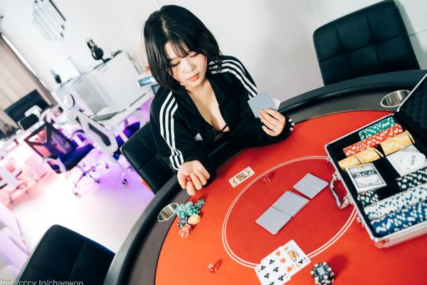    韩国美女Zia电玩少女主题写真：黑白运动外套内搭性感内衣，电玩房诱惑私房掠影第64张图片
