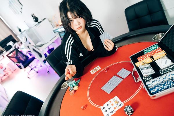    韩国美女Zia电玩少女主题写真：黑白运动外套内搭性感内衣，电玩房诱惑私房掠影第65张图片