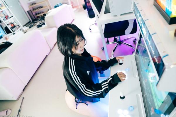    韩国美女Zia电玩少女主题写真：黑白运动外套内搭性感内衣，电玩房诱惑私房掠影第68张图片