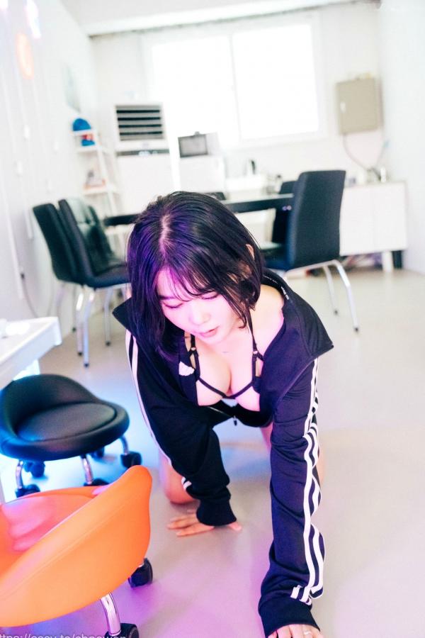    韩国美女Zia电玩少女主题写真：黑白运动外套内搭性感内衣，电玩房诱惑私房掠影第77张图片