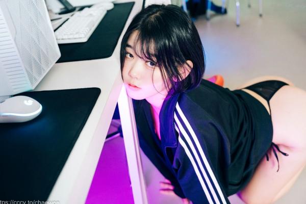    韩国美女Zia电玩少女主题写真：黑白运动外套内搭性感内衣，电玩房诱惑私房掠影第80张图片