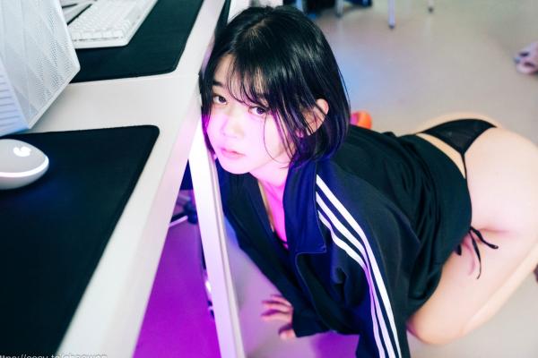    韩国美女Zia电玩少女主题写真：黑白运动外套内搭性感内衣，电玩房诱惑私房掠影第81张图片