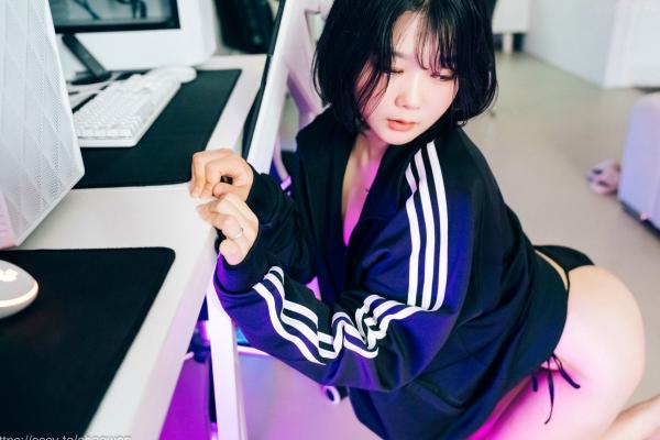    韩国美女Zia电玩少女主题写真：黑白运动外套内搭性感内衣，电玩房诱惑私房掠影第82张图片