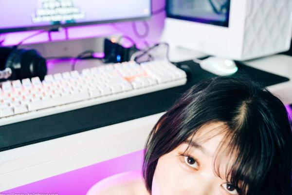    韩国美女Zia电玩少女主题写真：黑白运动外套内搭性感内衣，电玩房诱惑私房掠影第87张图片