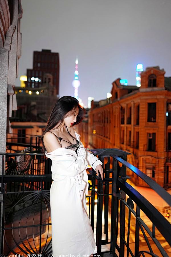    FeiLin嗲囡囡第464期：冯木木曼妙身姿，白色睡袍搭配吊带黑丝，都市夜景下的极致诱惑大尺度私房写真第5张图片