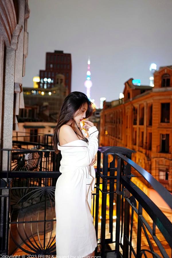    FeiLin嗲囡囡第464期：冯木木曼妙身姿，白色睡袍搭配吊带黑丝，都市夜景下的极致诱惑大尺度私房写真第6张图片
