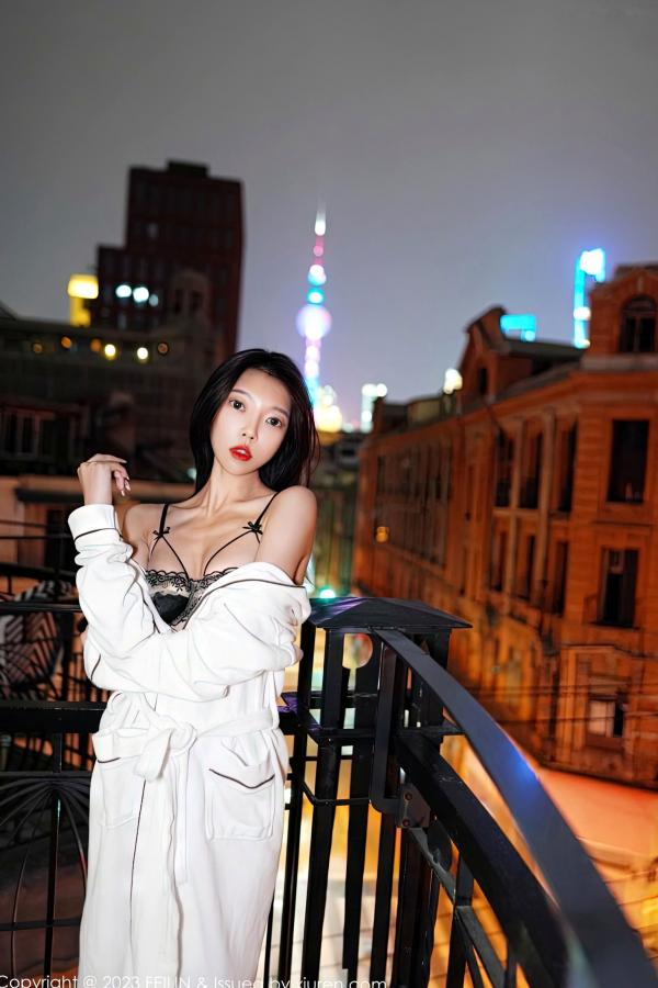    FeiLin嗲囡囡第464期：冯木木曼妙身姿，白色睡袍搭配吊带黑丝，都市夜景下的极致诱惑大尺度私房写真第7张图片