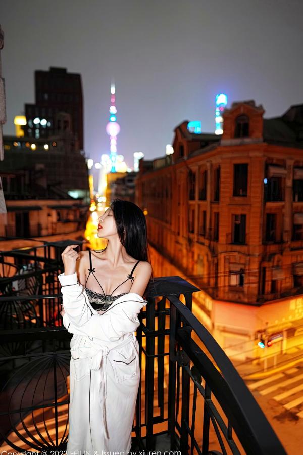    FeiLin嗲囡囡第464期：冯木木曼妙身姿，白色睡袍搭配吊带黑丝，都市夜景下的极致诱惑大尺度私房写真第8张图片
