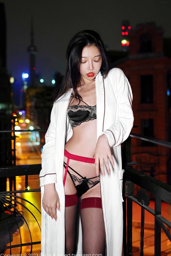    FeiLin嗲囡囡第464期：冯木木曼妙身姿，白色睡袍搭配吊带黑丝，都市夜景下的极致诱惑大尺度私房写真第32张图片