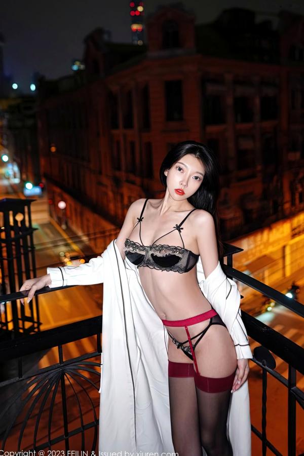    FeiLin嗲囡囡第464期：冯木木曼妙身姿，白色睡袍搭配吊带黑丝，都市夜景下的极致诱惑大尺度私房写真第66张图片