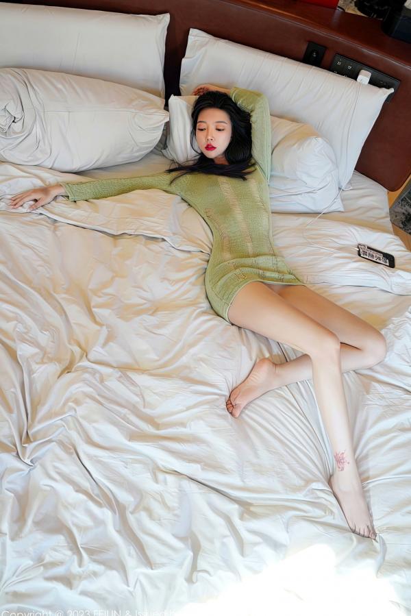    FeiLin嗲囡囡冯木木酒店私房大尺度写真，薄透绿色上衣尽显极致诱惑美臀与高冷气质第18张图片