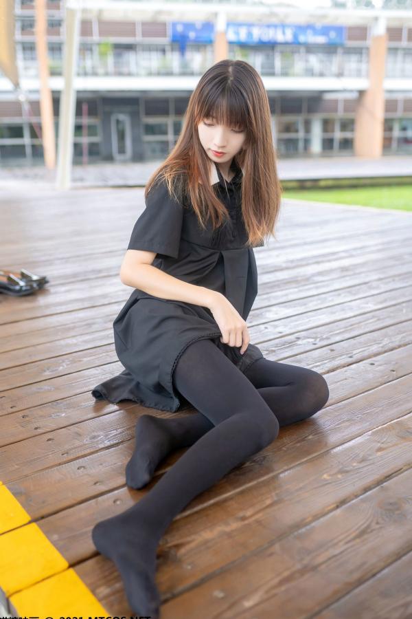    MTCos喵糖映画-Vol.423-清纯少女黑裙黑丝户外街拍，简约校服诱惑展现修长美腿，尽显青春灵动气质第1张图片