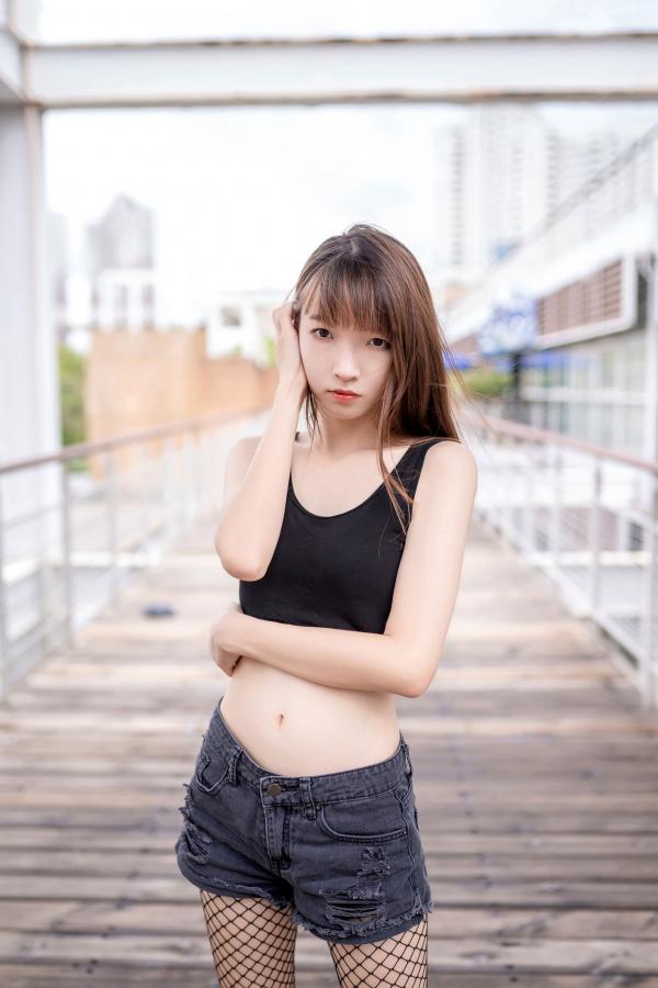    MTCos喵糖映画-Vol.422-网袜少女街拍，潮流热裤展现迷人长腿与青春气息第28张图片
