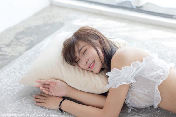    IMiss爱蜜社第339期：尹菲纯白蕾丝半透内衣娇柔诱惑，傲人豪乳与饱满翘臀尽显，纯欲私房照完美展现女神魅力第8张图片