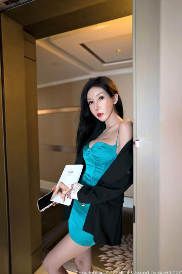    陈怡曼Coco天蓝色吊带短裙配黑西装私房写真，绝美超薄黑丝长腿诱惑，嗲囡囡高端室内唯美摄影第4张图片