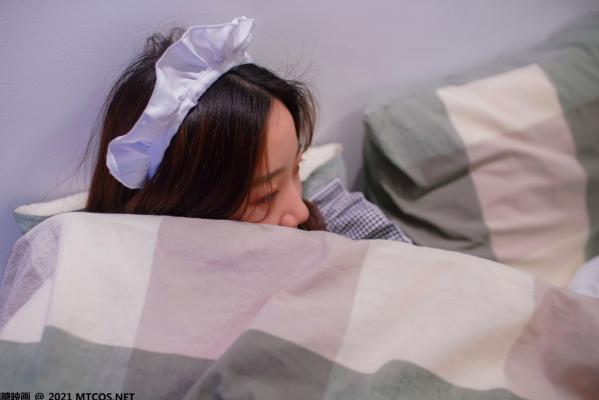    MTCos喵糖映画-Vol.416-《黑白女仆》私房诱惑角色扮演，甜美少女不对称黑白丝袜俏皮家居写真第27张图片