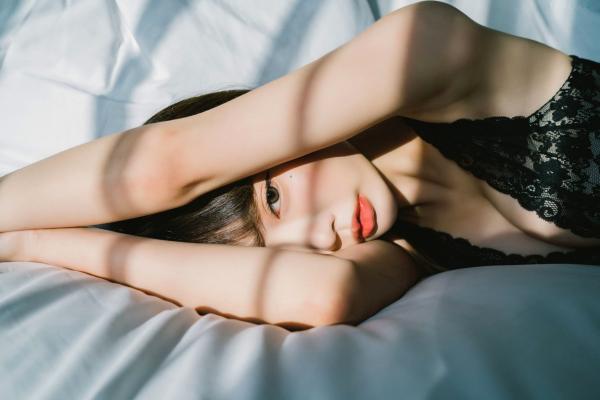    韩国美女Jucy精致蕾丝内衣私房写真，童颜巨乳尽显极致诱惑，唯美居家氛围，无圣光大尺度艺术赏析第26张图片