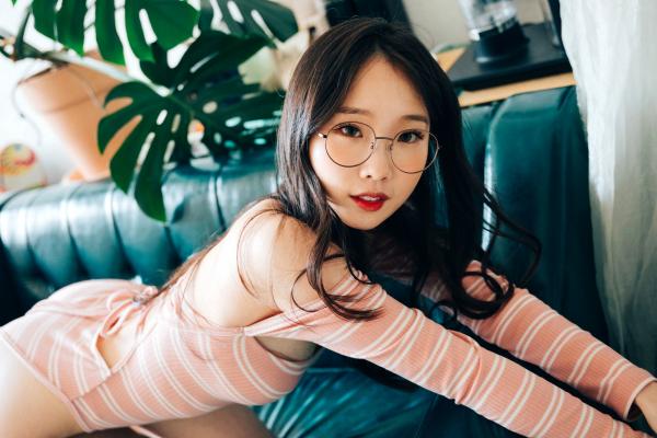    韩国美女-Pureding-퓨딩-Assistant-Loozy室内私房写真，性感连体衣与精致内衣诱惑，展现甜美傲人曲线第31张图片