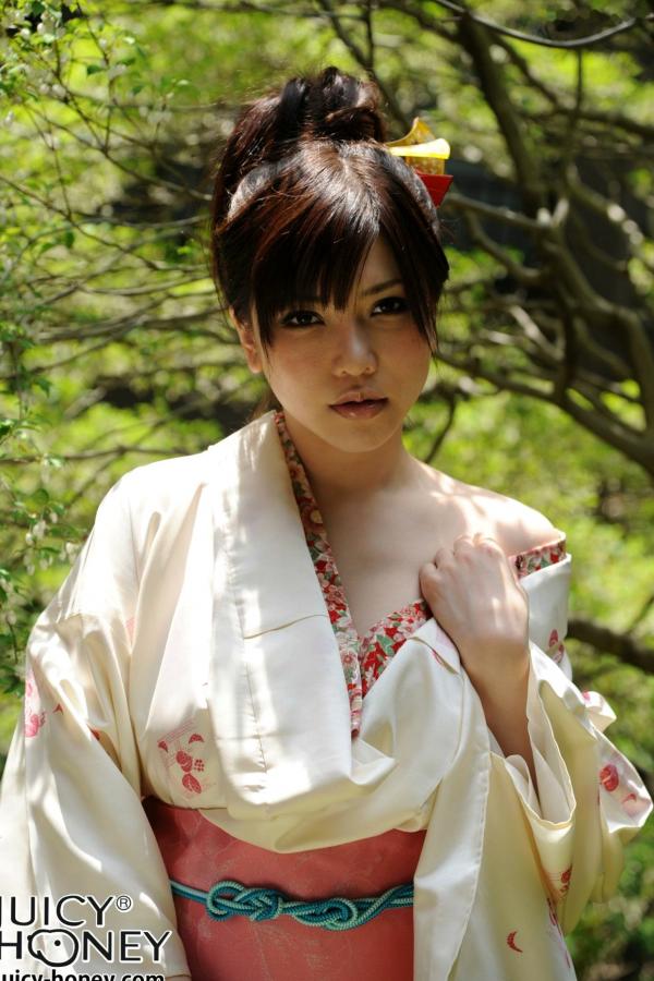    冲田杏梨写真集：优雅日式和服户外风情与居家私房诱惑，极品女神演绎双面迷人气质 [30P]第28张图片