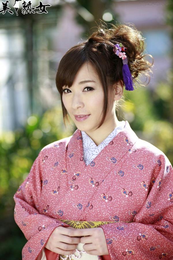    香澄果穗写真集：温馨暖炉与和服诱惑，日本气质熟女的极致魅力大尺度生活记录第1张图片
