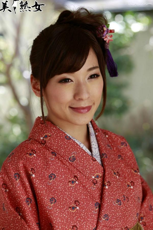    香澄果穗写真集：温馨暖炉与和服诱惑，日本气质熟女的极致魅力大尺度生活记录第7张图片