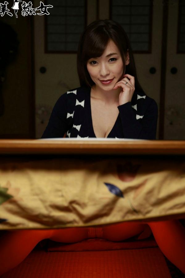    香澄果穗写真集：温馨暖炉与和服诱惑，日本气质熟女的极致魅力大尺度生活记录第14张图片