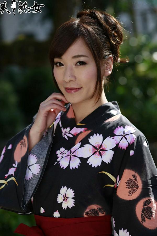    香澄果穗写真集：温馨暖炉与和服诱惑，日本气质熟女的极致魅力大尺度生活记录第19张图片
