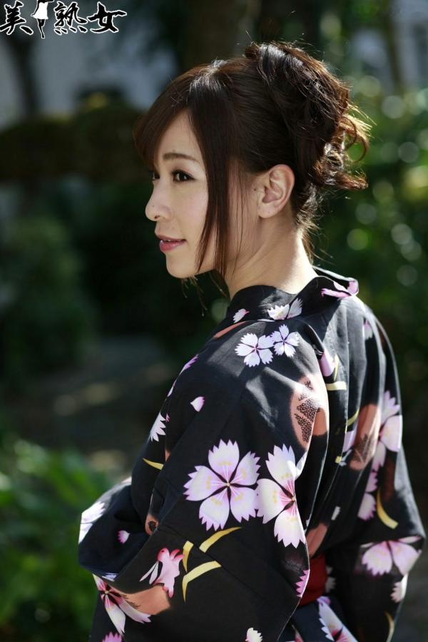    香澄果穗写真集：温馨暖炉与和服诱惑，日本气质熟女的极致魅力大尺度生活记录第20张图片