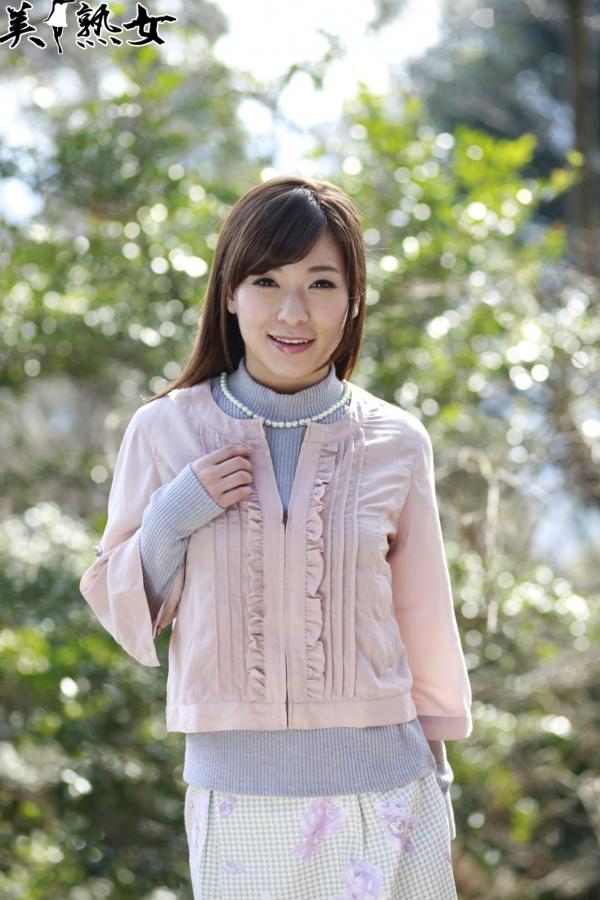    香澄果穗写真集：温馨暖炉与和服诱惑，日本气质熟女的极致魅力大尺度生活记录第23张图片