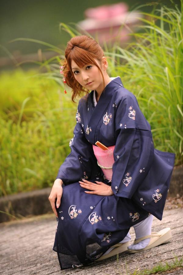    松岛Kaede松岛かえで写真集：日式和服私房诱惑，榻榻米上的静谧时光与户外自然风光，展现别样东瀛气质第4张图片