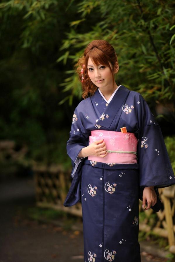    松岛Kaede松岛かえで写真集：日式和服私房诱惑，榻榻米上的静谧时光与户外自然风光，展现别样东瀛气质第11张图片
