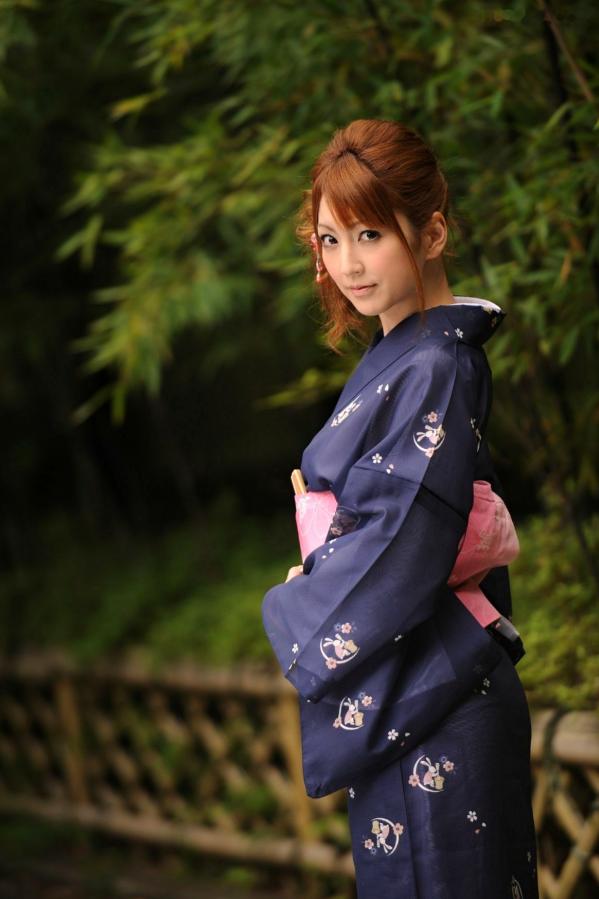    松岛Kaede松岛かえで写真集：日式和服私房诱惑，榻榻米上的静谧时光与户外自然风光，展现别样东瀛气质第12张图片