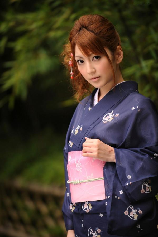    松岛Kaede松岛かえで写真集：日式和服私房诱惑，榻榻米上的静谧时光与户外自然风光，展现别样东瀛气质第13张图片