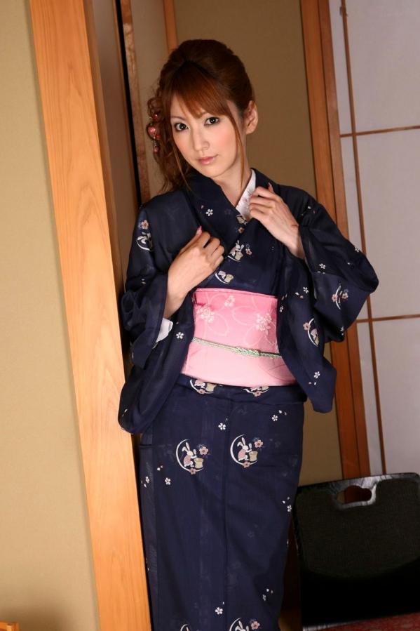    松岛Kaede松岛かえで写真集：日式和服私房诱惑，榻榻米上的静谧时光与户外自然风光，展现别样东瀛气质第15张图片