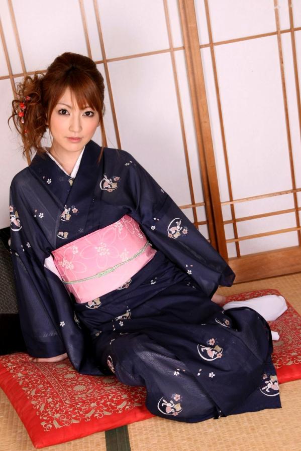    松岛Kaede松岛かえで写真集：日式和服私房诱惑，榻榻米上的静谧时光与户外自然风光，展现别样东瀛气质第19张图片