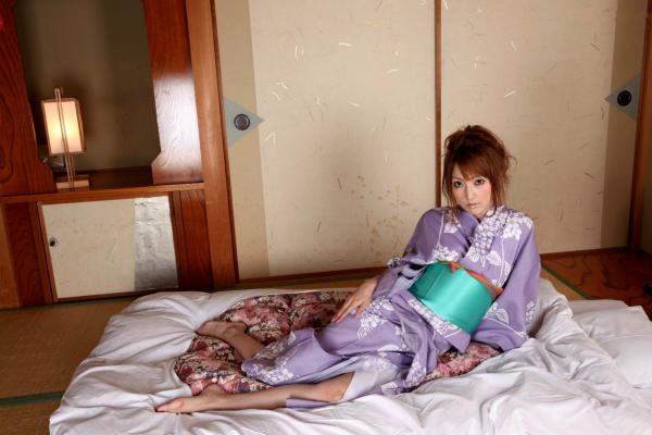    松岛Kaede松岛かえで写真集：日式和服私房诱惑，榻榻米上的静谧时光与户外自然风光，展现别样东瀛气质第42张图片