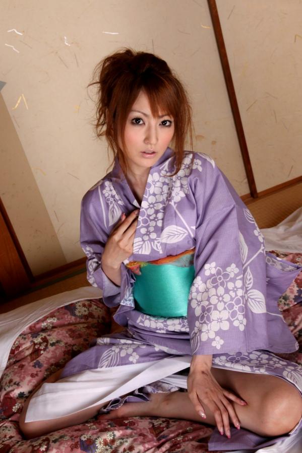    松岛Kaede松岛かえで写真集：日式和服私房诱惑，榻榻米上的静谧时光与户外自然风光，展现别样东瀛气质第44张图片