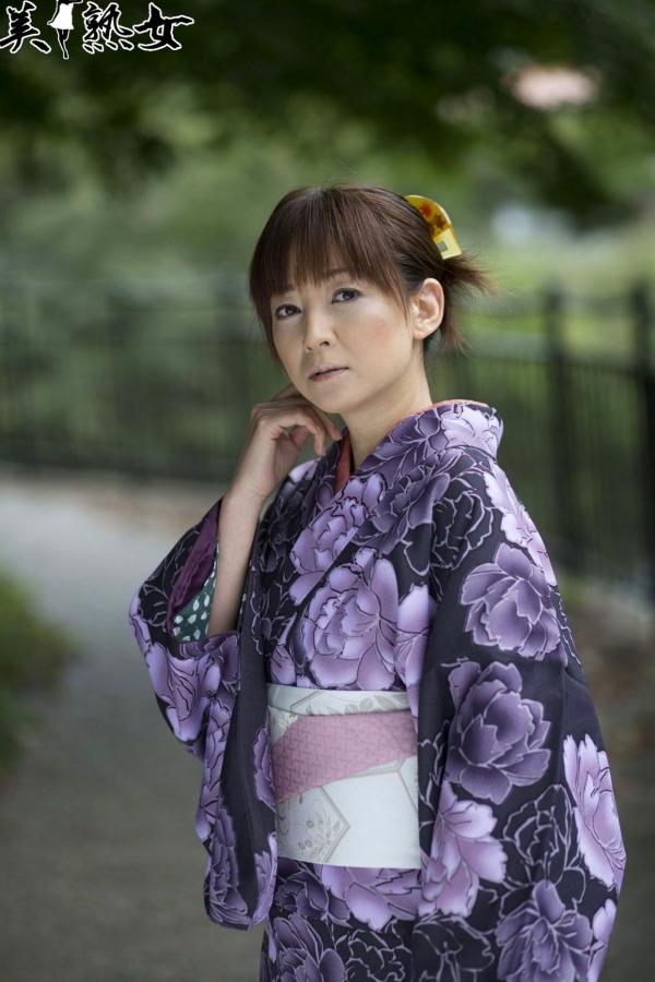   日本美熟女小森愛(Ai Komori)精选写真集：清新和服与优雅常服的柔情演绎第3张图片