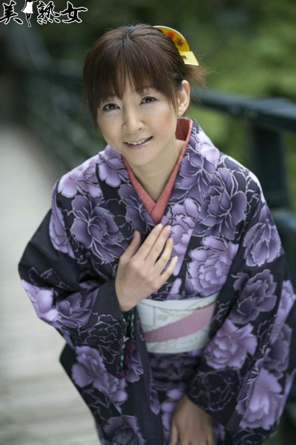    日本美熟女小森愛(Ai Komori)精选写真集：清新和服与优雅常服的柔情演绎第4张图片