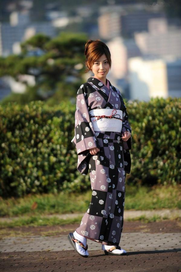    横山美雪 Miyuki Yokoyama 和服写真：古典气质与木质风情，演绎优雅极致的日系迷人面孔第1张图片