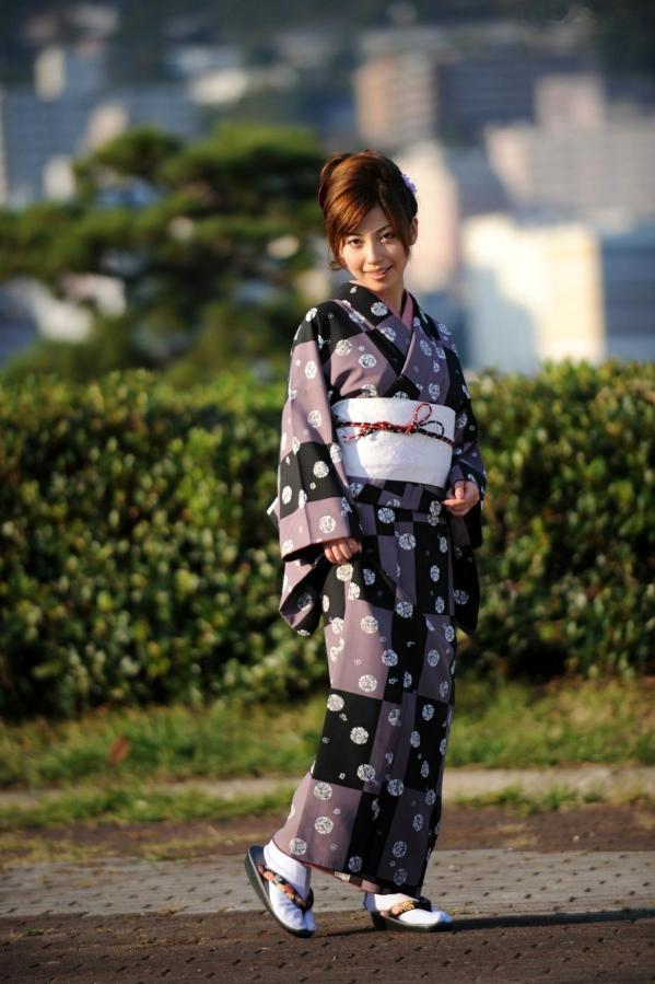    横山美雪 Miyuki Yokoyama 和服写真：古典气质与木质风情，演绎优雅极致的日系迷人面孔第2张图片