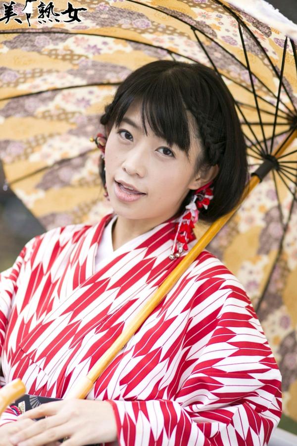    X-City人气熟女范田纱纱、春山千惠里写真集，清新街拍与私密室内风格合集第1张图片