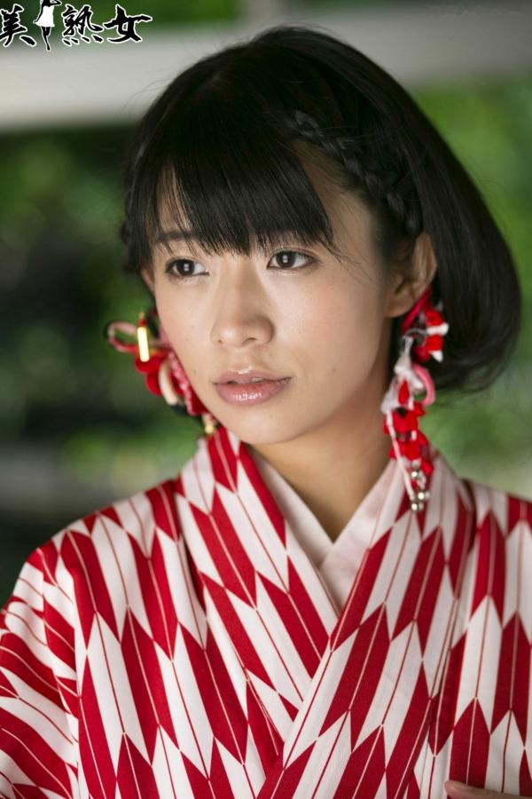    X-City人气熟女范田纱纱、春山千惠里写真集，清新街拍与私密室内风格合集第3张图片