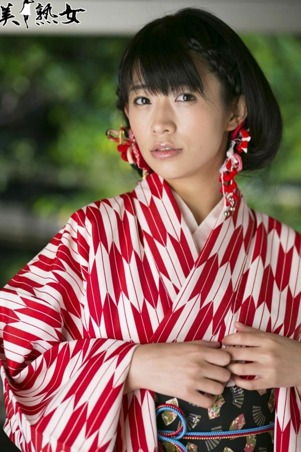    X-City人气熟女范田纱纱、春山千惠里写真集，清新街拍与私密室内风格合集第4张图片